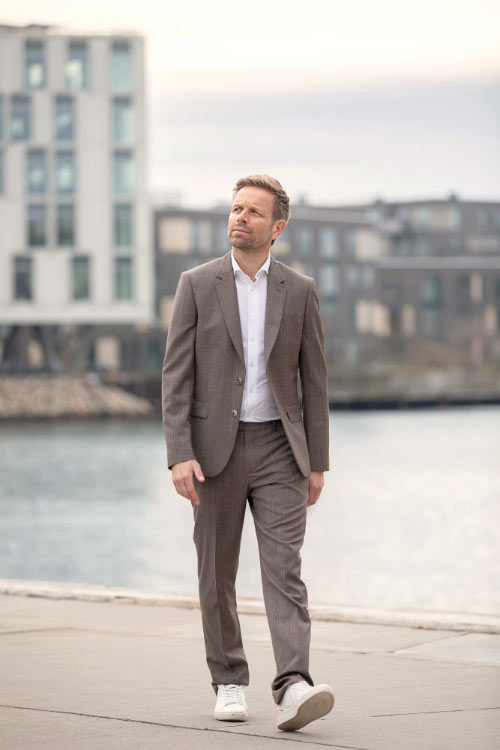 Outdoor business portrait in Copenhagen – professional portrait of a businessperson taken in natural surroundings with soft daylight and a modern expression